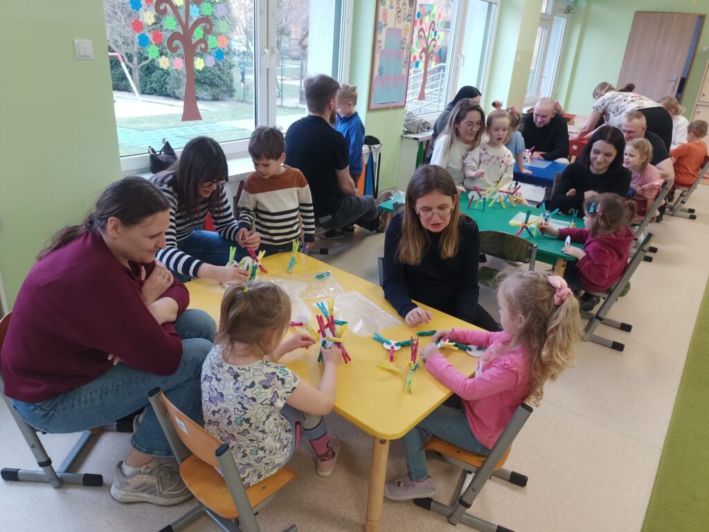 Działania plastyczne dzieci i rodziców.