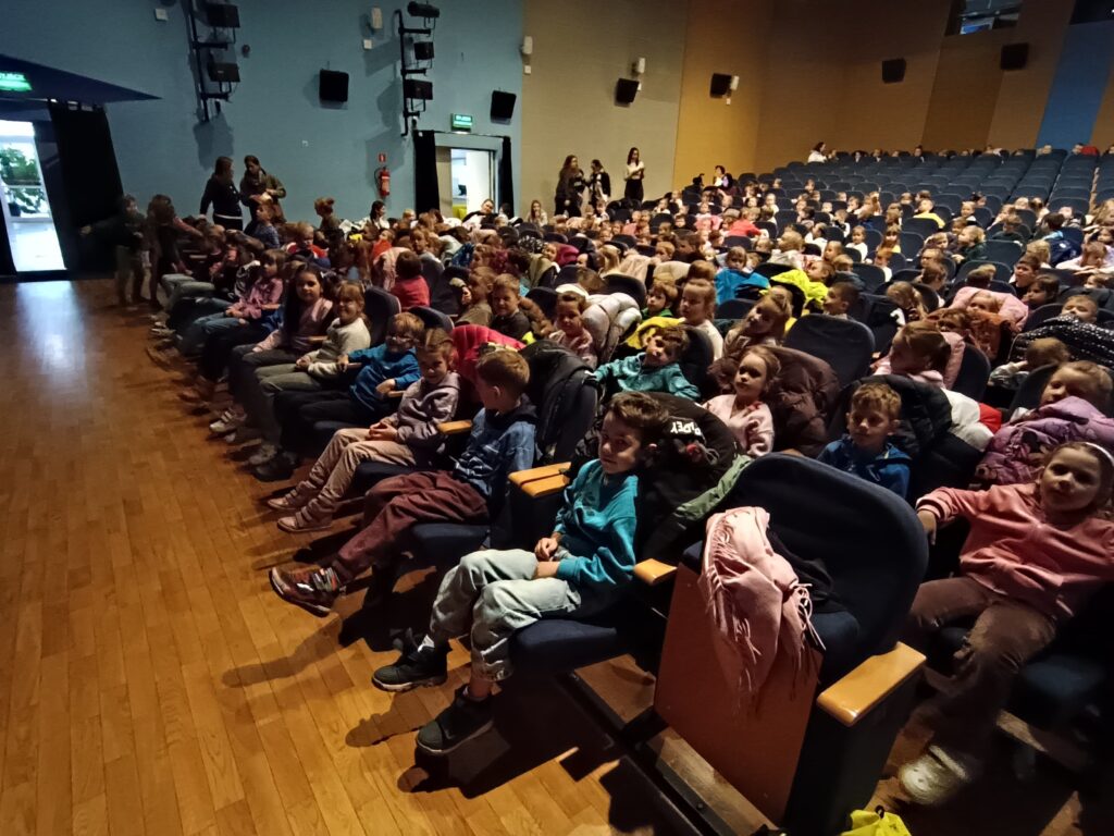 Przedszkolaki - widzowie czekają na teatrzyk.