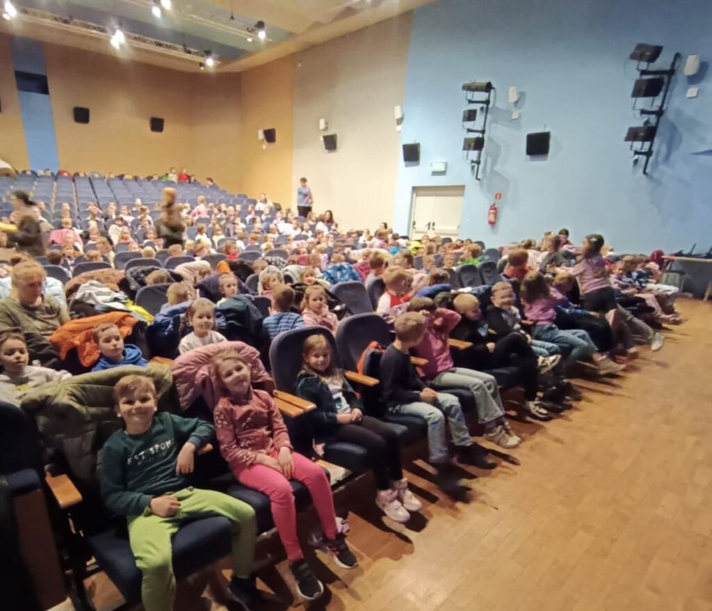 Przedszkolaki - widzowie czekają na teatrzyk.