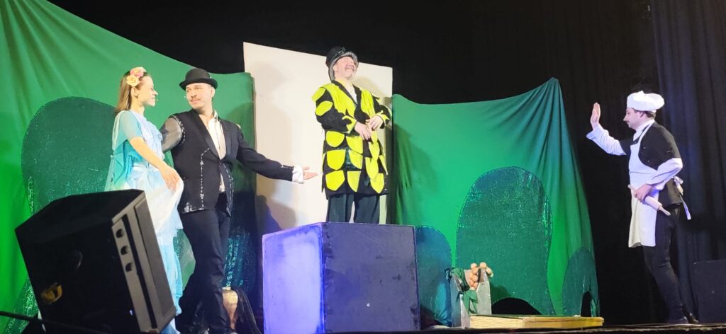 Aktorzy teatralni występują na scenie.