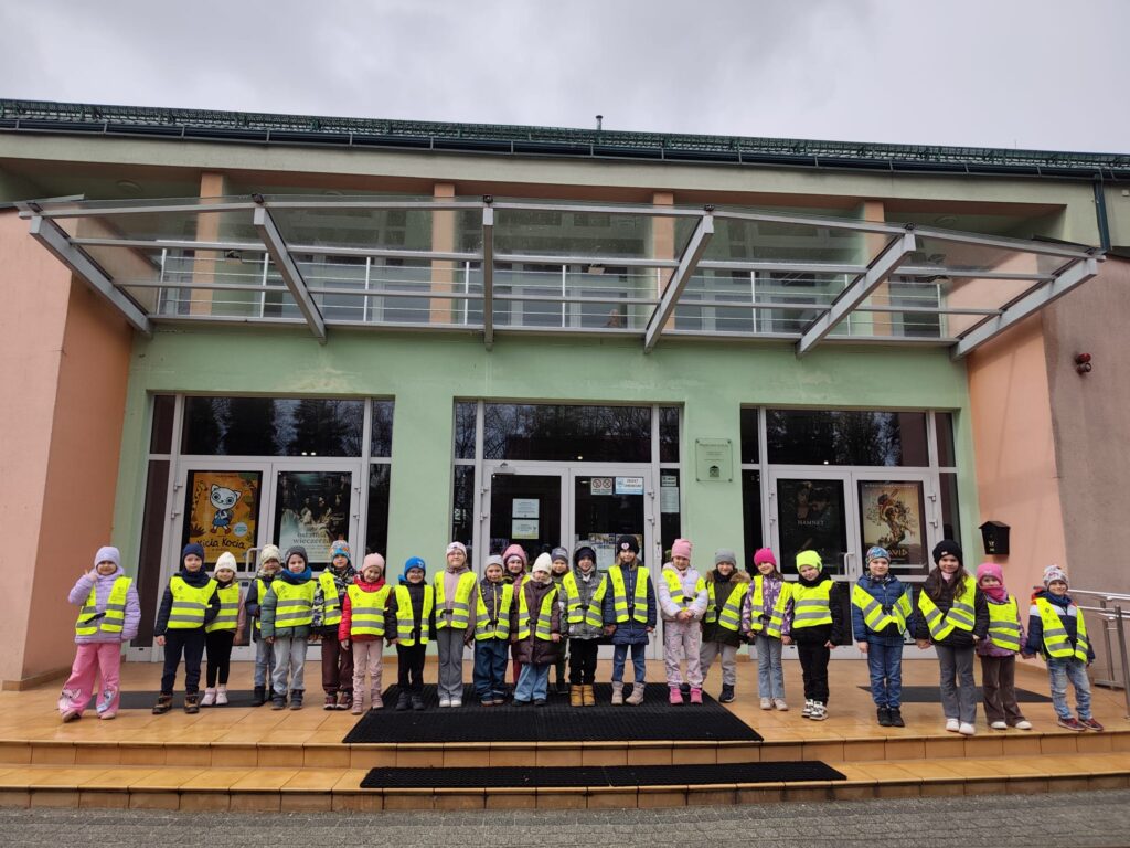 Zdjęcie grupowe przed budyniem MDK-u.