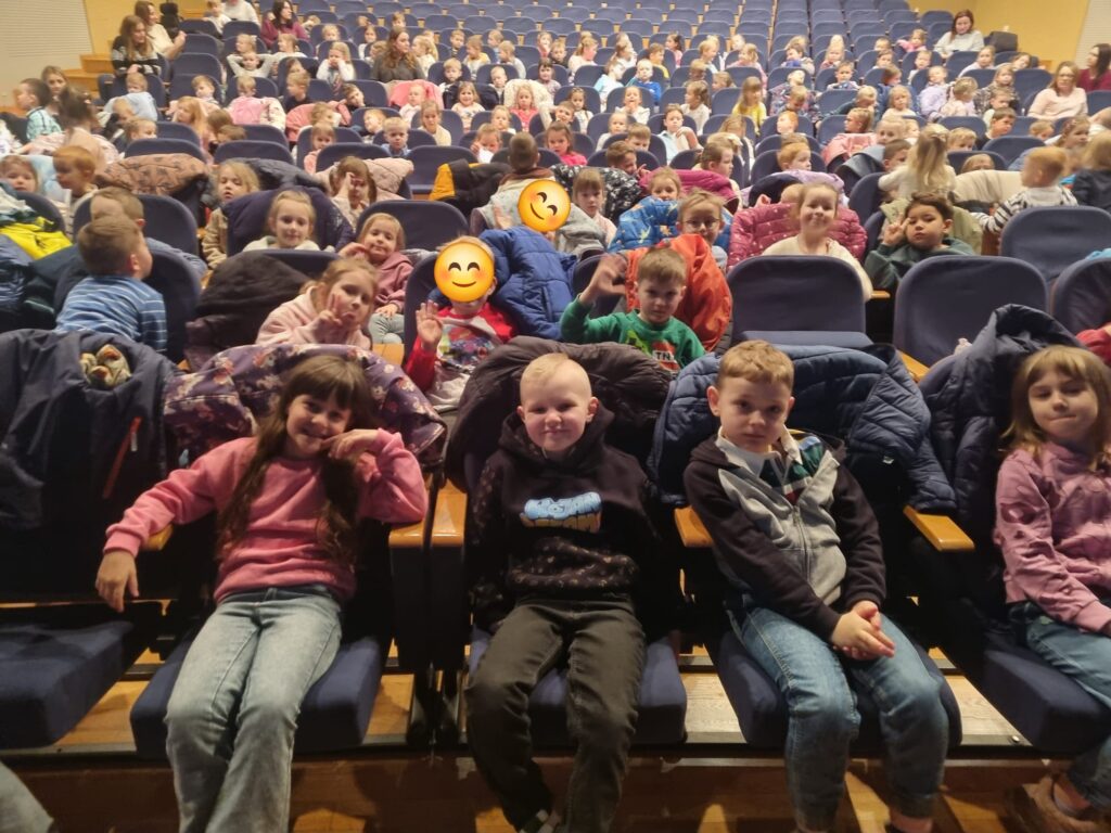 Przedszkolaki - widzowie czekają na teatrzyk.