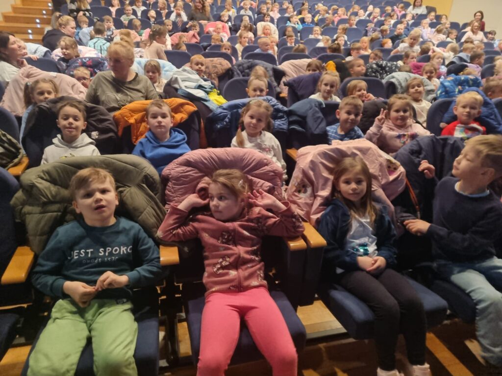 Przedszkolaki - widzowie czekają na teatrzyk.