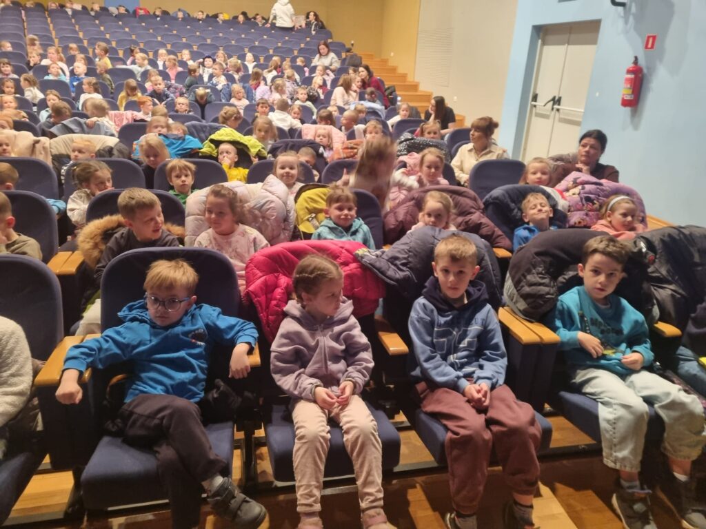 Przedszkolaki - widzowie czekają na teatrzyk.