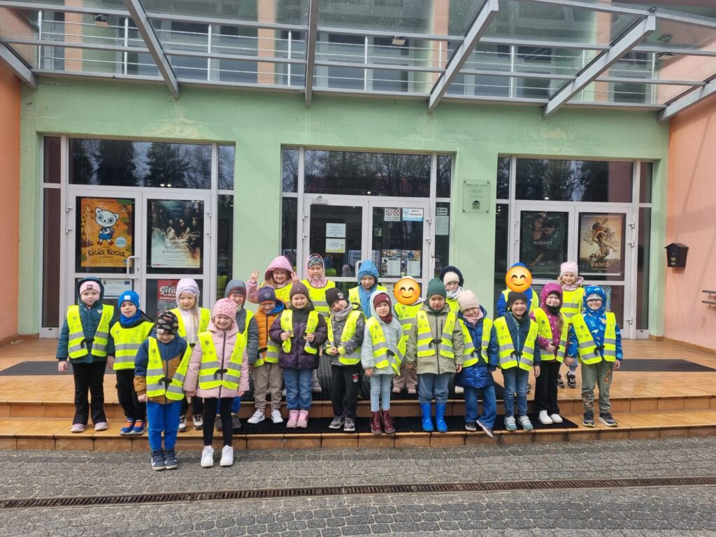 Zdjęcie grupowe przed budyniem MDK-u.