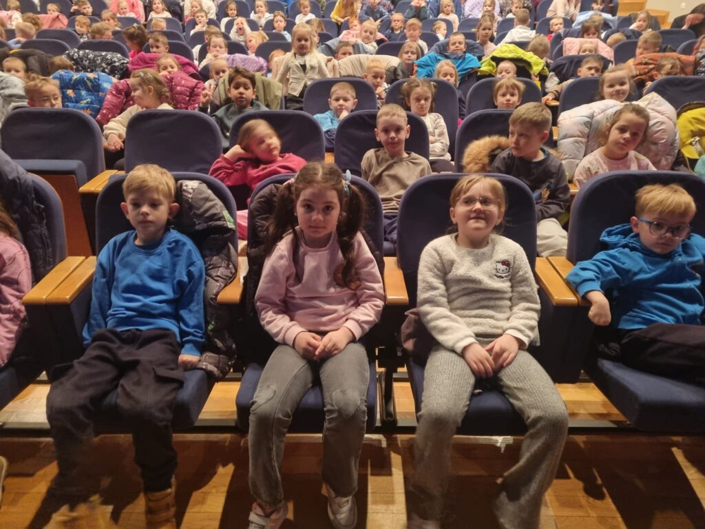 Przedszkolaki - widzowie czekają na teatrzyk.