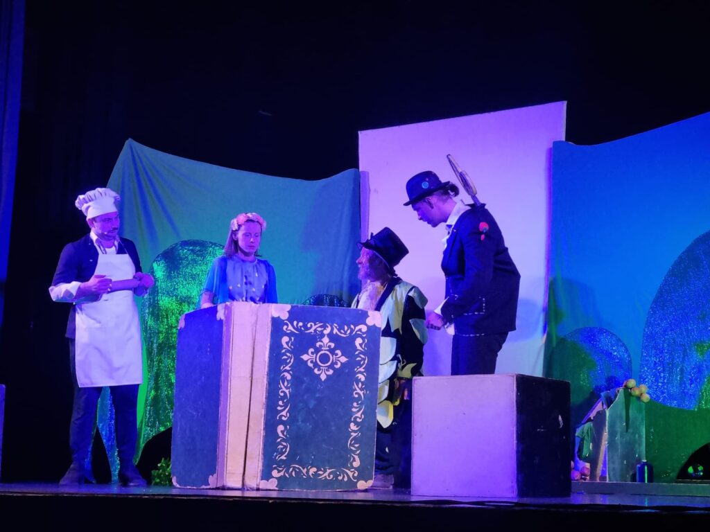 Aktorzy teatralni występują na scenie.