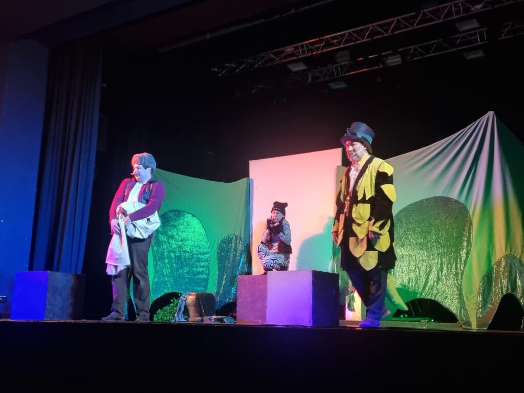 Aktorzy teatralni występują na scenie.