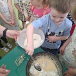 Ciasto na gofry w przygotowaniu-dodawanie kolejnych składników i mieszanie