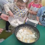 Ciasto na gofry w przygotowaniu-dodawanie kolejnych składników