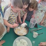 Ciasto na gofry w przygotowaniu-dodawanie kolejnych składników