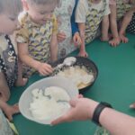 Ciasto na gofry w przygotowaniu-dodawanie kolejnych składników