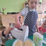 Mieszanie ciasta na gofry mikserem, dzieci również miały swój wkład