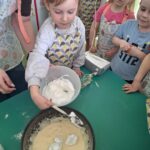 Ciasto na gofry w przygotowaniu-dodawanie kolejnych składników