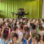 Dzieci machają rączkami do danej melodii