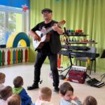 "Człowiek Orkiestra" gra również na gitarze