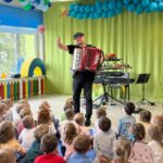 "Człowiek Orkiestra" gra również na akordeonie