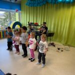 Zabawa podczas której dzieci również grają na instrumetach