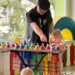 Dzieci również mogły spróbować swoich sił w graniu na dzwoneczkach diatonicznych