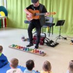 Pan zademonstrował również, że można jednocześnie grać i nogą i ręką