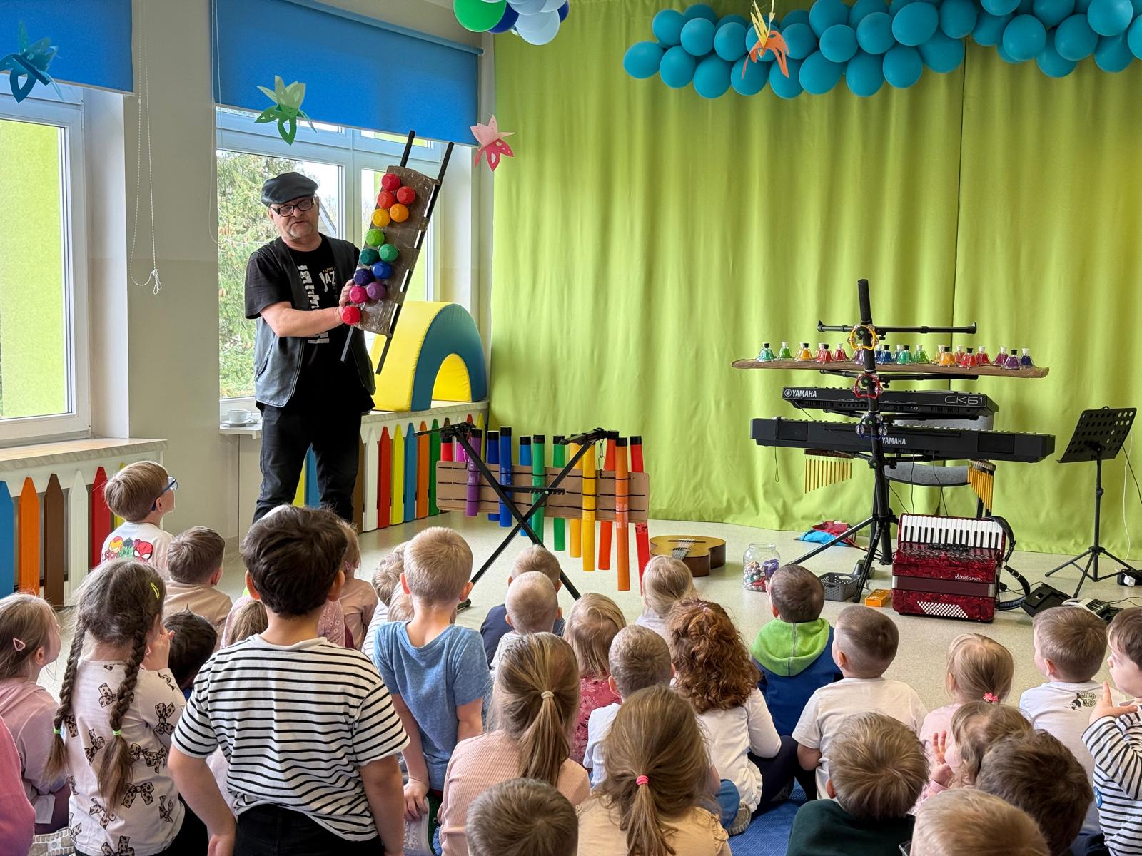 Prezentacja kolejnego instrumentu przez naszego gościa