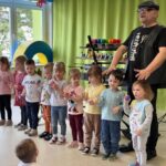 Dzieci podczas zabawy z jajkami grzechotkami