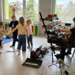 Dzieci tańczą do piosenki "Kolorowe kredki"