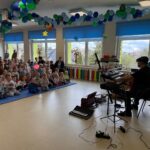 Dzieci słuchają wygrywanej melodii