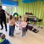 Dzieci tańczą do piosenki "Kolorowe kredki"