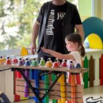 Dziewczynka wygrywa daną piosenkę na dzwonkach diatonicznych