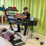 "Człowiek Orkiestra" prezentuje dzieciom dźwięki instrumentów