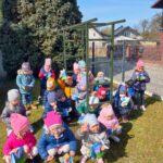 Dzieci z grupy Krasnoludki z niespodzianką od zajączka.