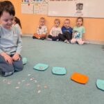 Dzieci segregują i przeliczają czekoladowe łakocie