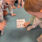 Dzieci dopasowują brakujące elementy zgodnie z podanym kodem