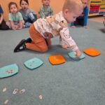 Dzieci segregują i przeliczają czekoladowe łakocie