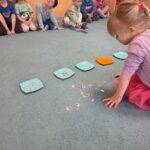 Dzieci segregują i przeliczają czekoladowe łakocie