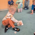 Dzieci dopasowują brakujące elementy zgodnie z podanym kodem