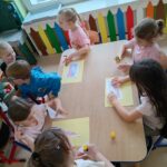 Czekoladowa układanka- dzieci układają i przyklejają puzzle