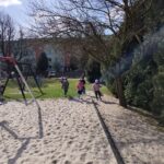 Dzieci z grupy Mądre Sowy w trakcie poszukiwania zajączka wielkanocnego.