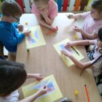 Czekoladowa układanka- dzieci układają i przyklejają puzzle