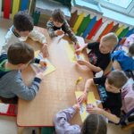 Czekoladowa układanka- dzieci układają i przyklejają puzzle