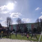 Dzieci z grupy Mądre Sowy w trakcie poszukiwania zajączka wielkanocnego.