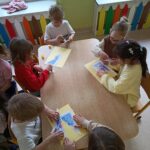 Czekoladowa układanka- dzieci układają i przyklejają puzzle