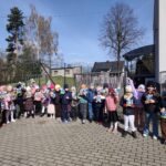 Dzieci z grupy Mądre Sowy w trakcie poszukiwania zajączka wielkanocnego.