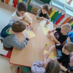 Czekoladowa układanka- dzieci układają i przyklejają puzzle