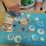 Dziecko w trakcie wykonywania pracy plastycznej z okazji Światowego Dnia Zdrowia