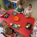 Dzieci kroją owoce potrzebne do degustacji