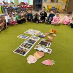 Dzieci dowiadują się ciekawostek o czekoladzie