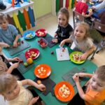 Krojenie owoców potrzebnych do degustacji czekolady