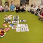 Dzieci dowiadują się ciekawostek o czekoladzie